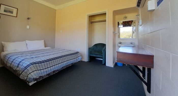 Backpacker (Queen Bed) Room